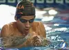 Bebé en clase de natación con su mamá